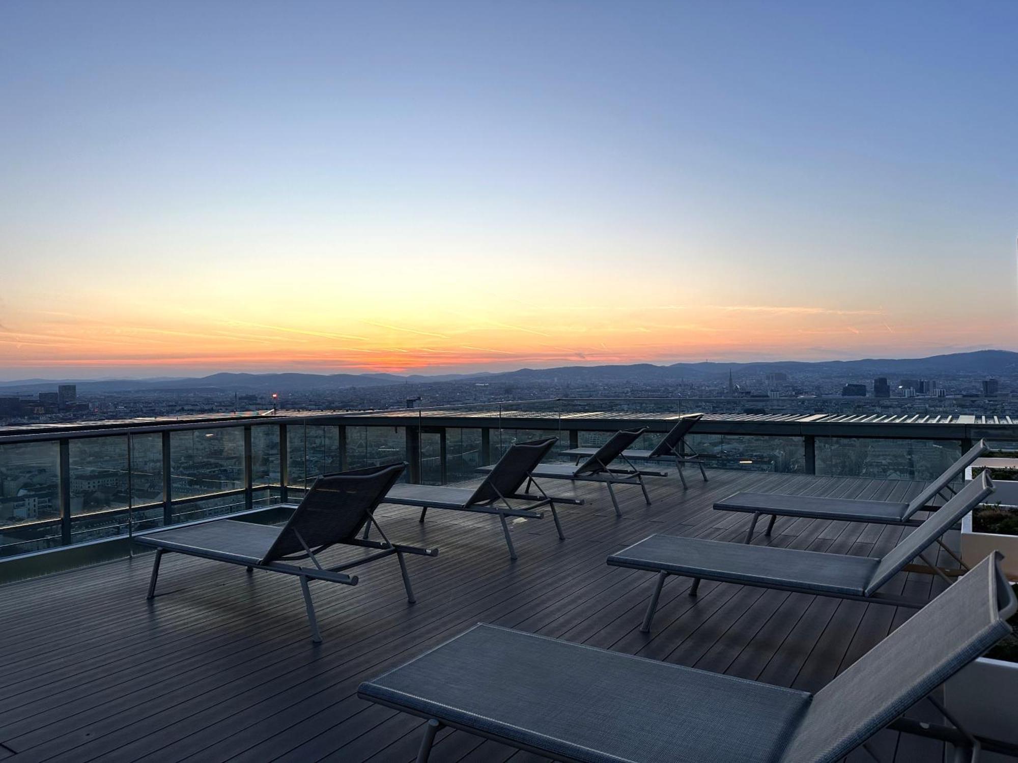 Panorama Sky Apartment I Rooftop Pool I Metro Station Вена Экстерьер фото